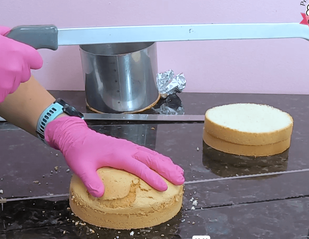 Krojenie biszkoptu podczas kursu Akademii MajCake