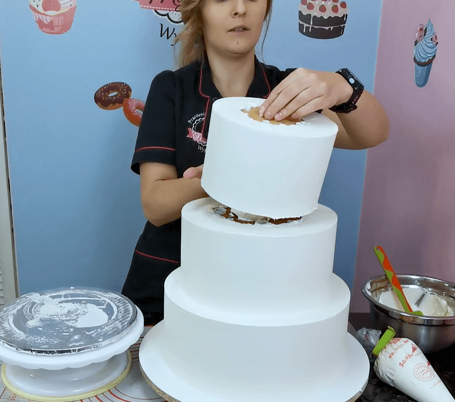 Składanie tortu piętrowego podczas kursu Akademii MajCake