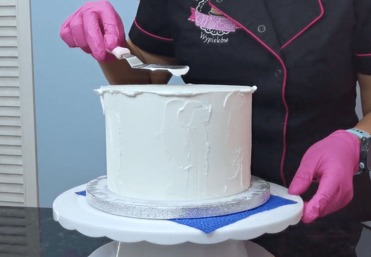 Tynkowanie tortu podczas kursu Akademii MajCake