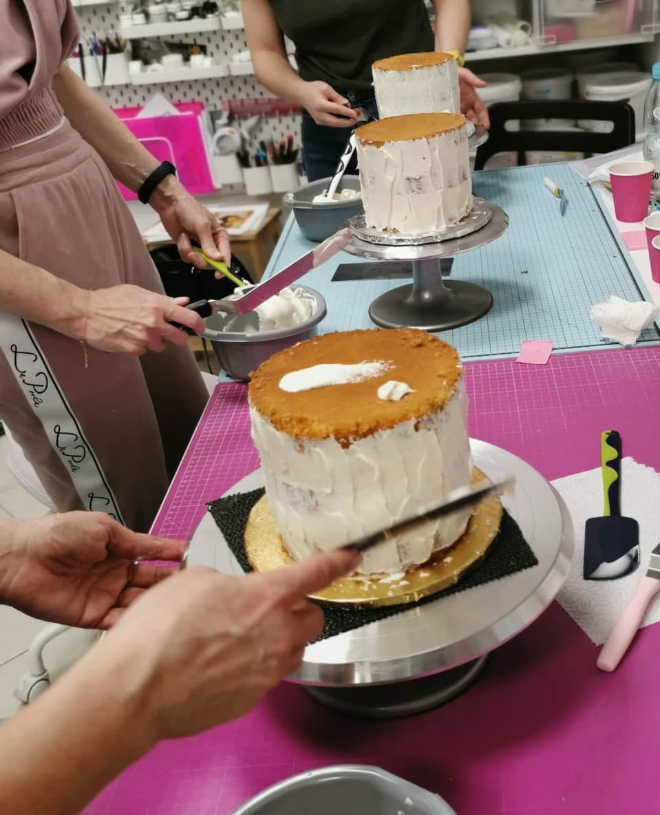 Uczestniczki podczas praktycznego szkolenia cukierniczego