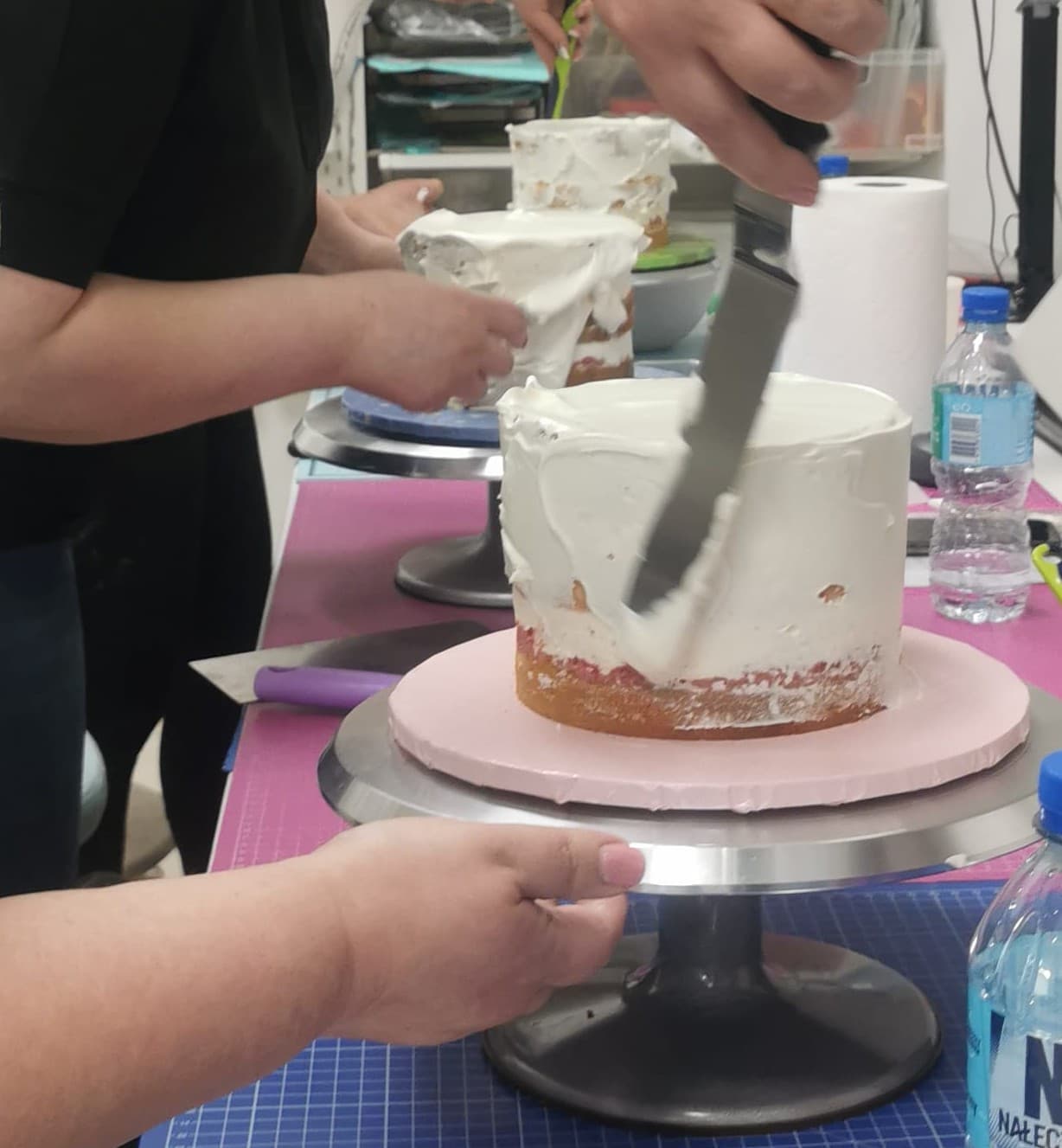 Tynkowanie tortu podczas szkolenia Akademii MajCake